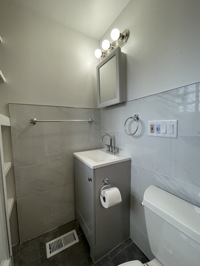 Building Photo - 3614 W Dickens Ave