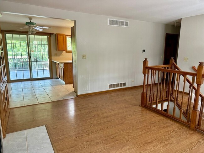 Foto del edificio - 5649 Crestwood Ct