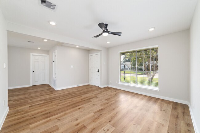 Foto del edificio - 7706 Deadwood Dr