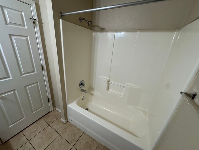 Building Photo - 2 bedroom -2 bathroom top floor apartment