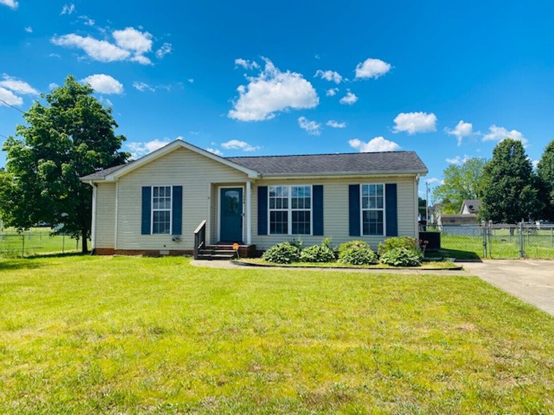 Primary Photo - Cute 3 Bed Home near Ft Campbell with Fenc...