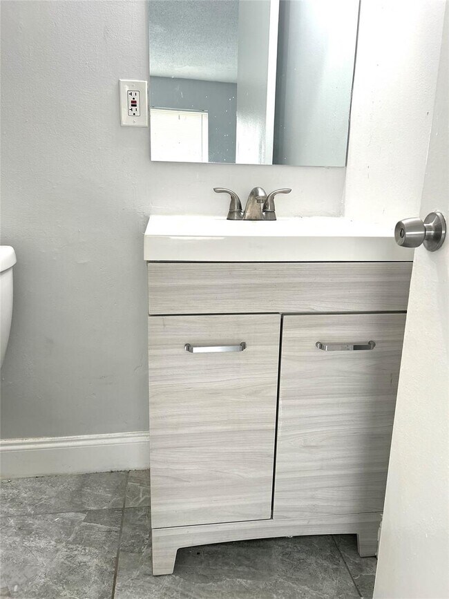 Building Photo - 151 SE 6th Ave