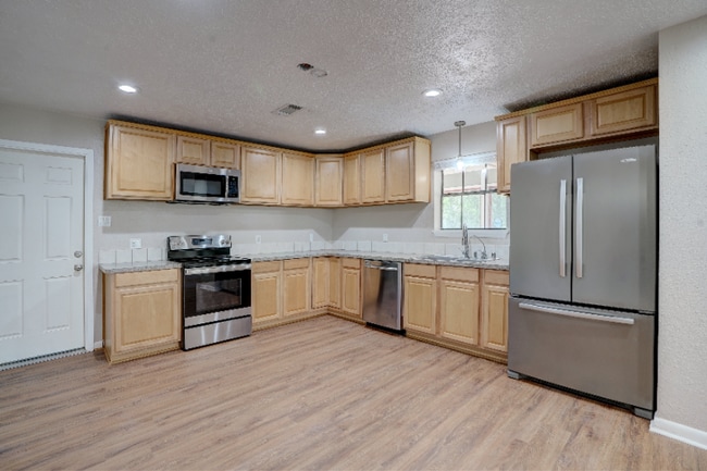 Building Photo - 4811 Holly Ln S