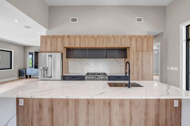 Building Photo - 325 Spicewood Trails Dr