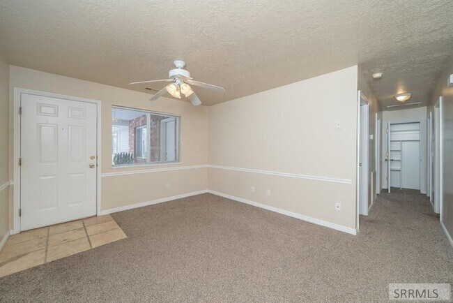Foto del edificio - BRENTWOOD UPPER UNIT CONDO 2 Bed 1 Bath wi...