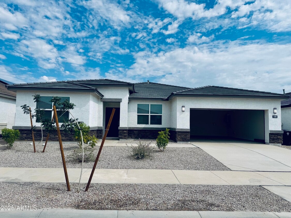 Foto principal - 15402 W Cottontail Ln