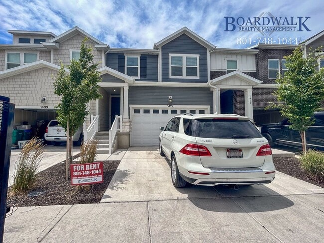 Building Photo - Spacious 3 bed in Quiet Community