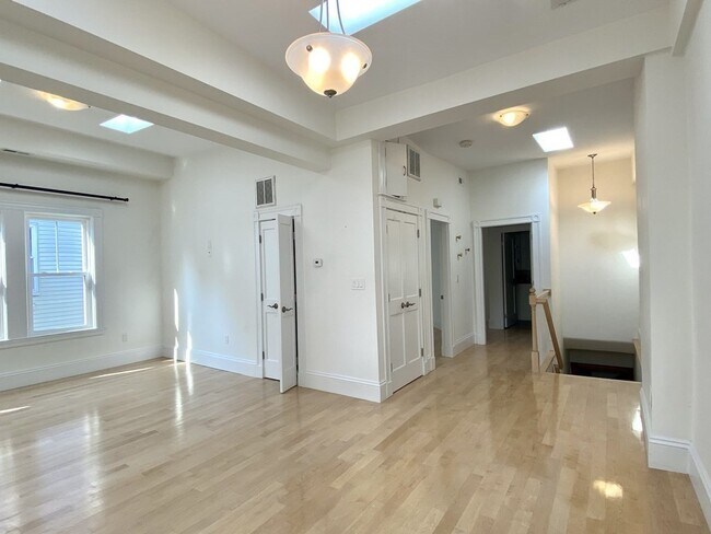 Building Photo - 24 Hall St