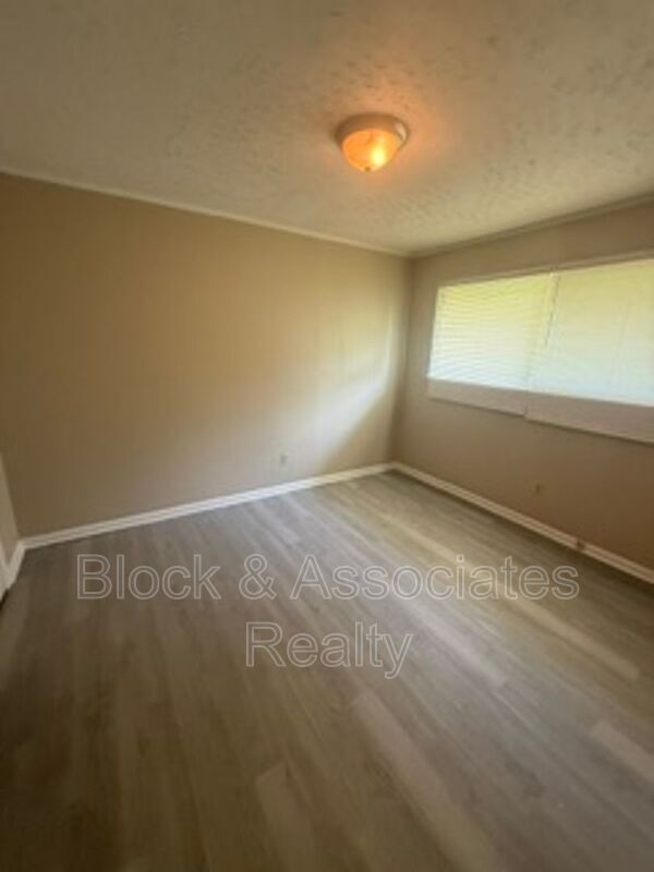 Building Photo - 136 W Pritchard St