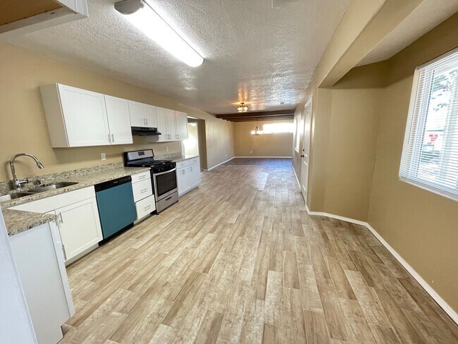 Foto del edificio - Home For Rent | NE Heights Remodeled Beaut...