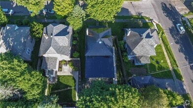 Building Photo - 216 Park Dr W