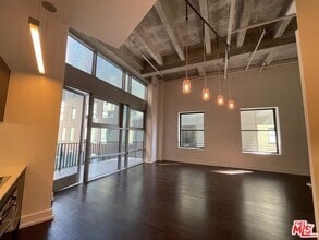 Building Photo - 727 W 7th St