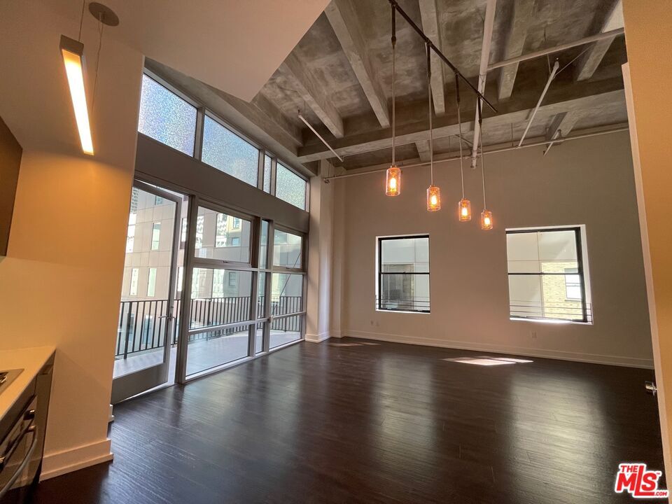 Foto principal - 727 W 7th St
