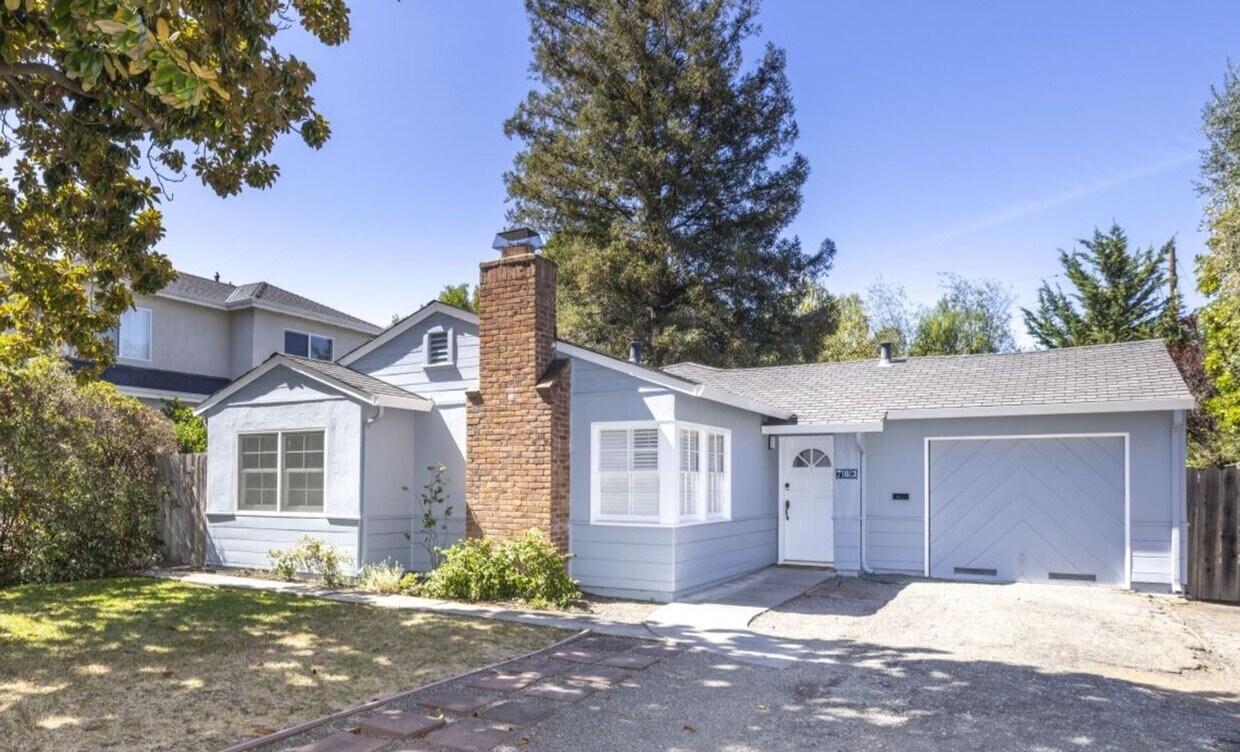 Primary Photo - Lovingly Maintained 2 Bed, 1 Bath Home in ...