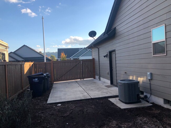 Building Photo - Beautiful custom 4 bedroom 2 bathroom  hou...
