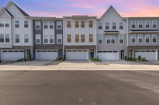 Foto del edificio - **COMING SOON** $2,850/Month | 4 Bed | 4 Bath | Built in 2023 | Tesla Charger | 2,268 SF | Availa...