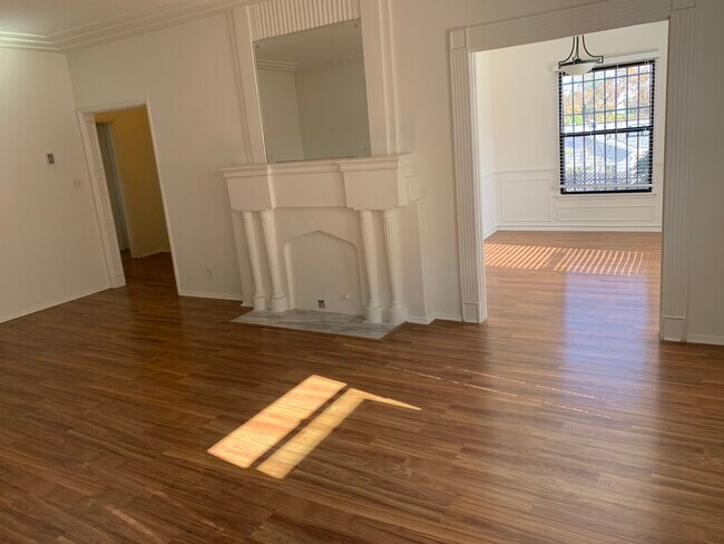 Spacious living rm/separate dining rm - 210 1/2 S Reeves Dr