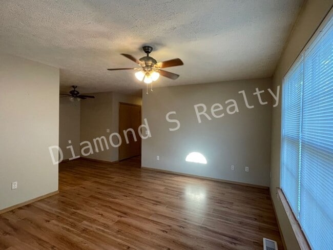Building Photo - 2313 N Rogers Ave