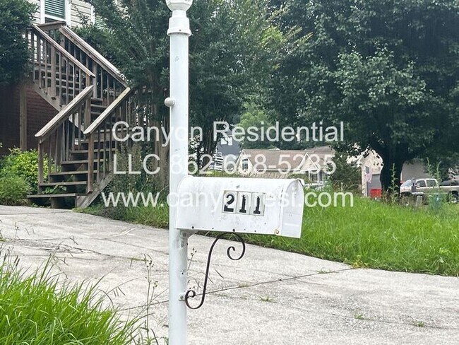 Foto del edificio - 211 Brently Woods Dr