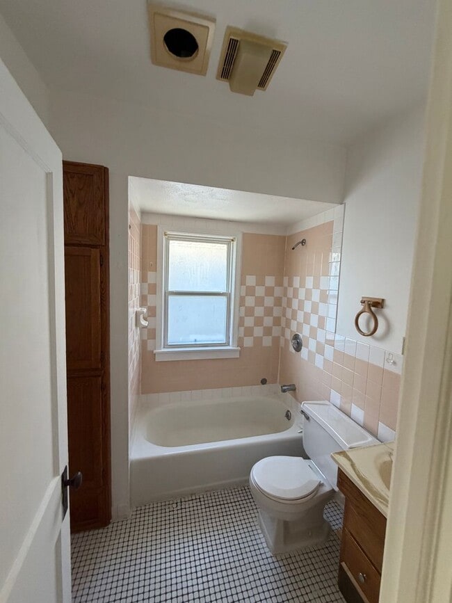 Foto del edificio - 10327/10325 Ignatius Ave