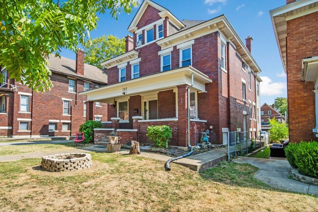 Building Photo - 205 E 14th Ave