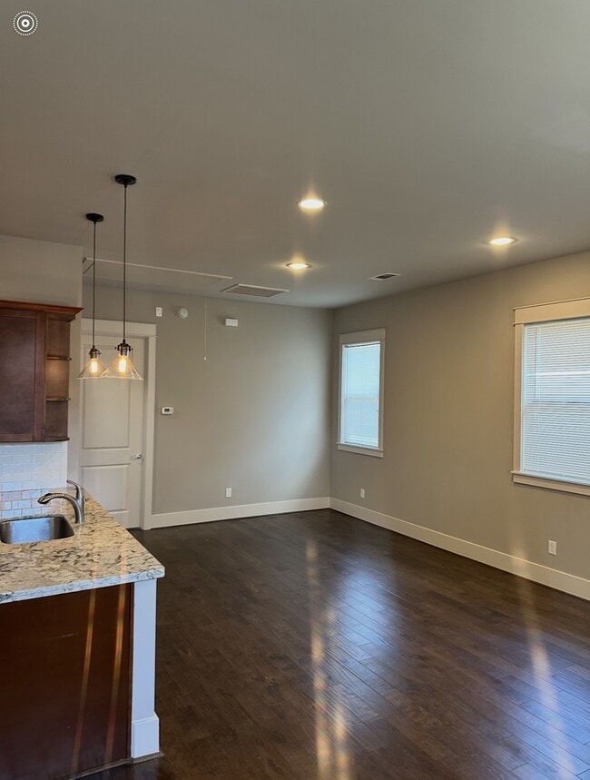 Building Photo - 905 W 15th 1/2 St