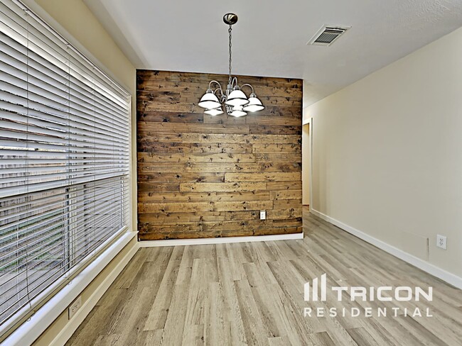 Foto del edificio - 1824 Old Creek Dr