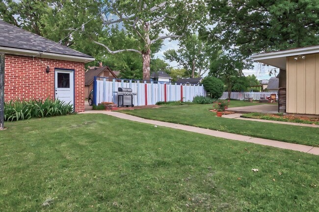 Building Photo - Move In Ready! 5 bedroom 3.5 bath near Was...