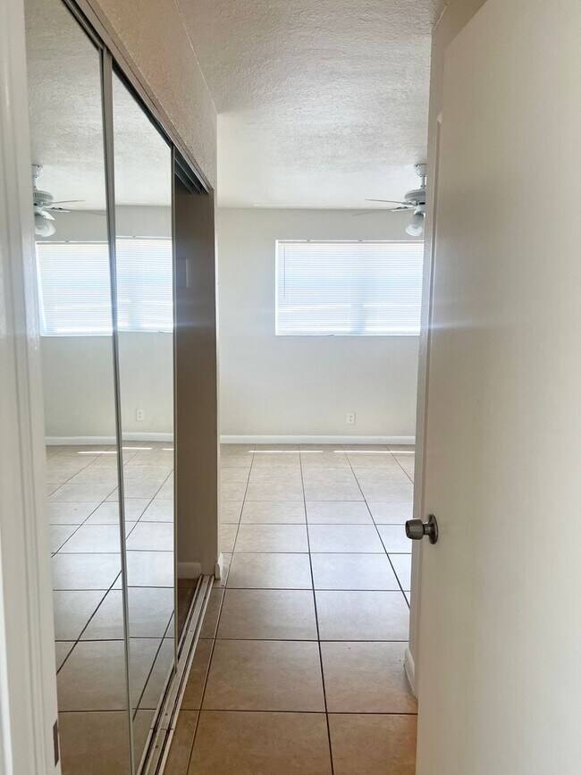 Foto del edificio - LARGE NEWLY RENOVATED APARTMENTS