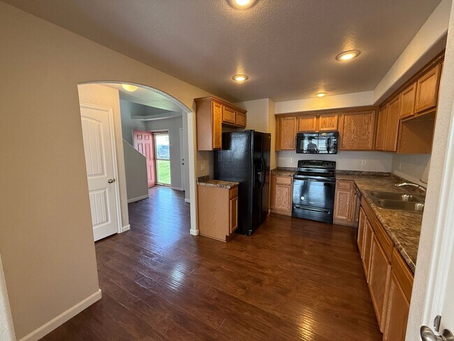 Building Photo - 4 Bedroom, 3.5 Bathroom Townhome in Cheyen...