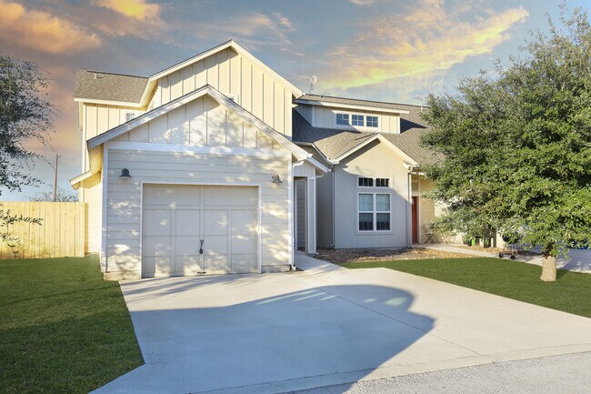 Building Photo - 217 Circle Ct