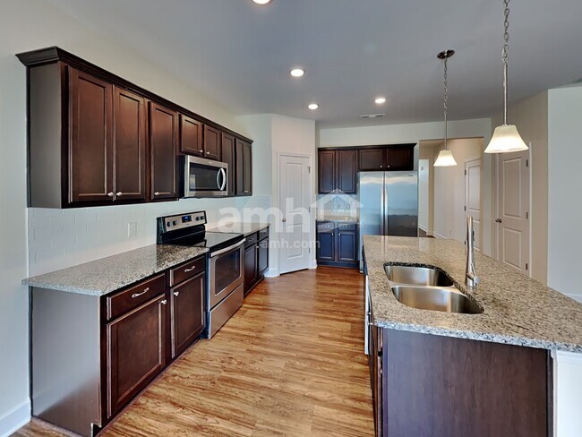 Foto del edificio - 5229 Lake Maxwell Drive