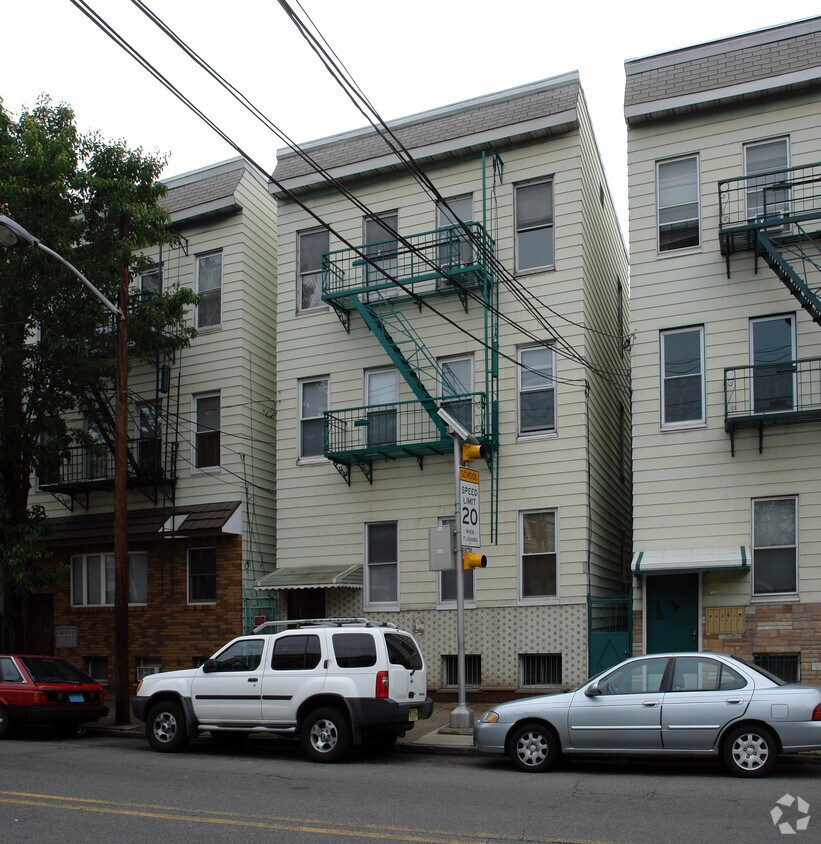 Primary Photo - 104 Pulaski St
