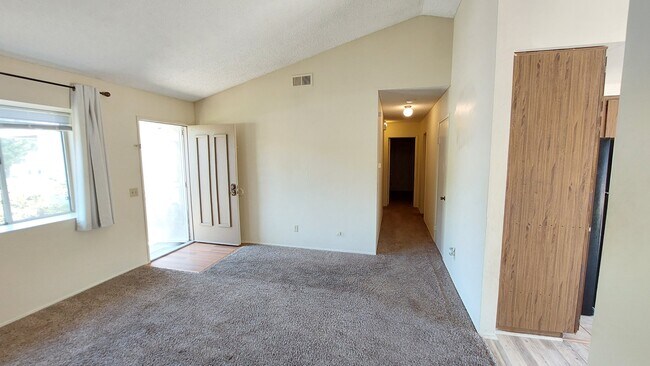 Foto del edificio - 3185 Bernie Dr