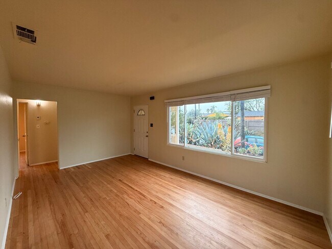 Foto del edificio - Charming 2BR/1BA home available in La Mesa with Large backyard!