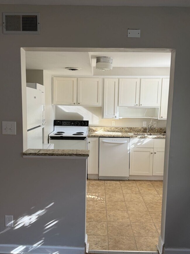 Foto del edificio - Comfort & Style: 2-Bedroom Raleigh Townhouse - 6-Month Lease Term