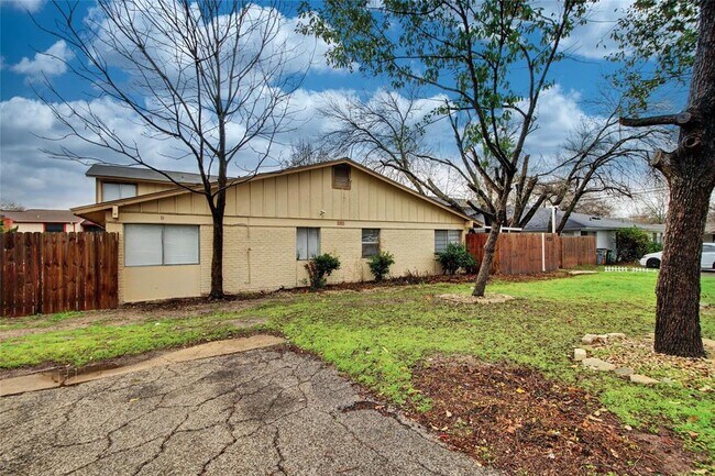 Foto del edificio - 8903 Tronewood Dr