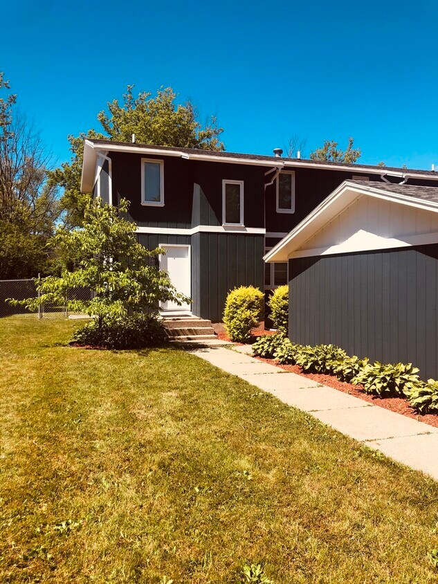 Primary Photo - 3915 Camelot Dr SE