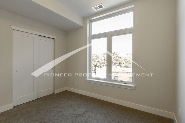 Building Photo - Georgeous Modern Condo with a Kitchen Fit ...
