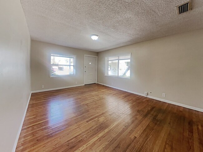 Building Photo - 6446 Burgundy Rd S