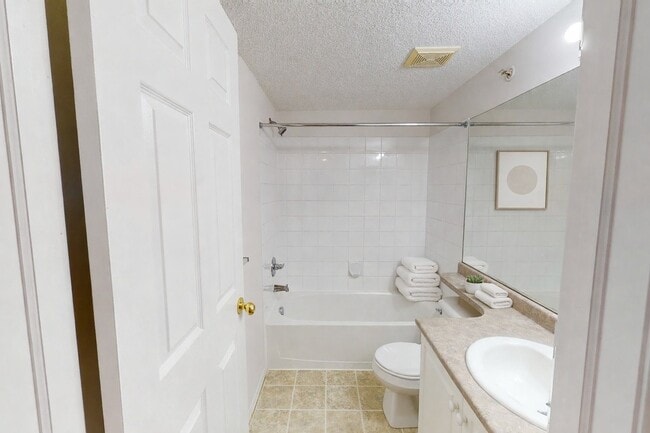 Building Photo - The Pointe at Applewood