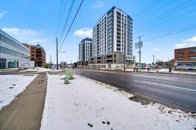 Photo du bâtiment - 715-715 Davis Dr