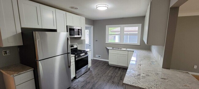 Foto del edificio - Completely remodeled 3 bedroom duplex in c...