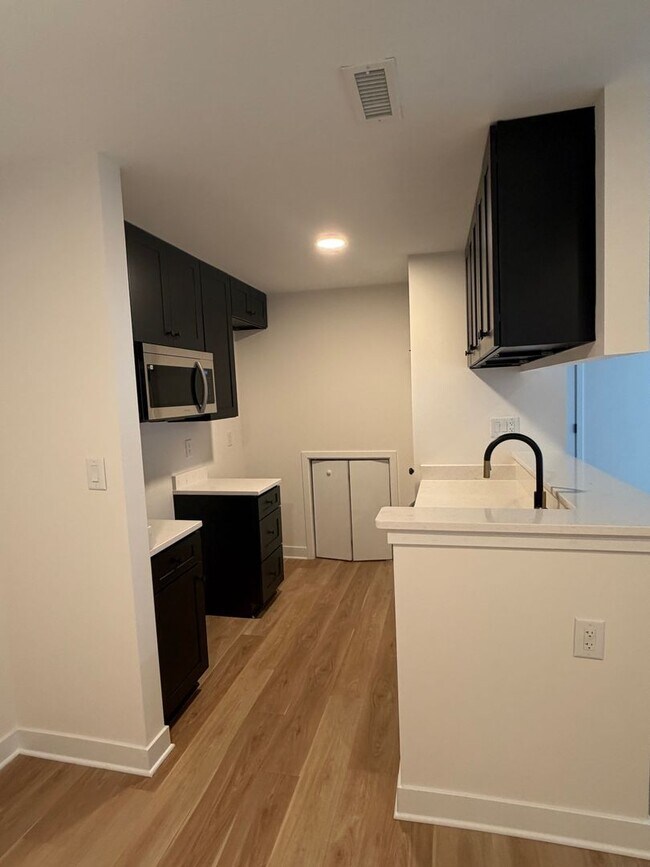 Foto del edificio - Spacious 2 bedroom Condo Uptown Charlotte  .( 500.00 off if you Move in by May 1, 2026)