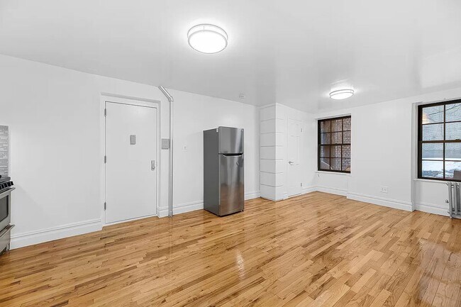 Building Photo - 222 West 10th Street