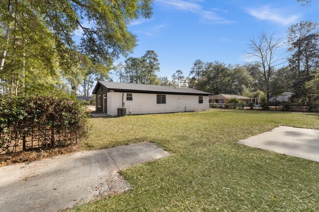 Foto del edificio - 351 Queens Way