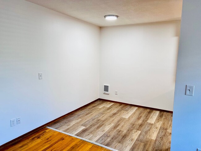 Building Photo - Single level 1 bed meets Mid-Century cool