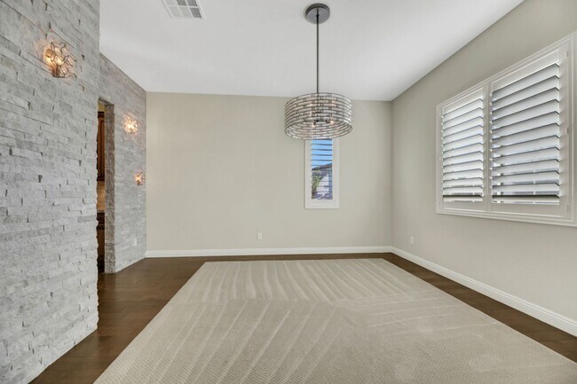 Foto del edificio - STUNNING 2 STORY LARGE HOME WITH POOL AND SPA