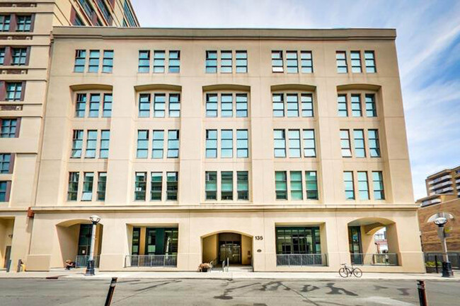 Building Photo - 135 Dalhousie St
