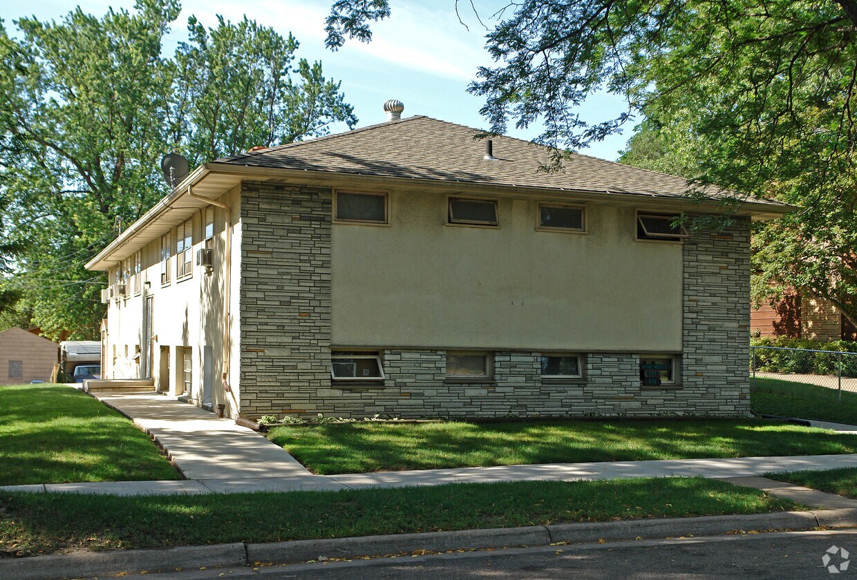 Building Photo - 616 Ivy Ave E